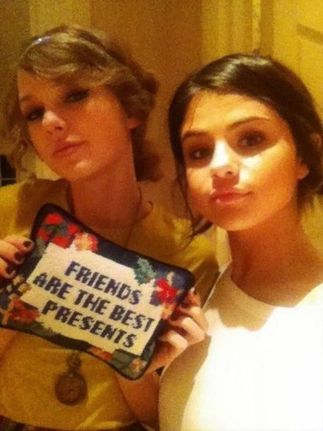 
	
	Taylor Swift cùng Selena Gomez